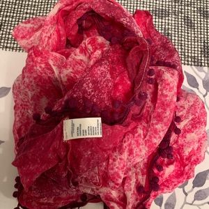 Fuchsia pink infinity scarf in 100% cotton. Lined with mini pom-poms.